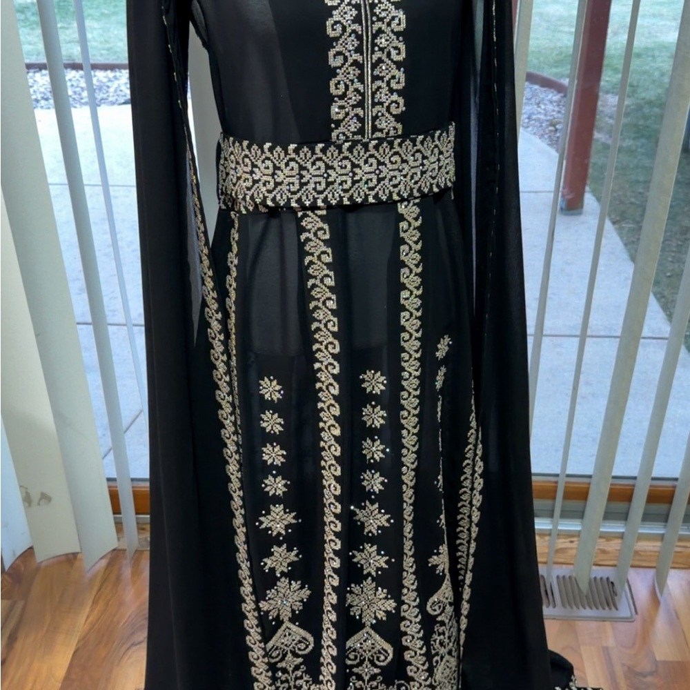 Elegant Black and Silver Embroidered Arabic thoup size 2 fits 8/10 USA